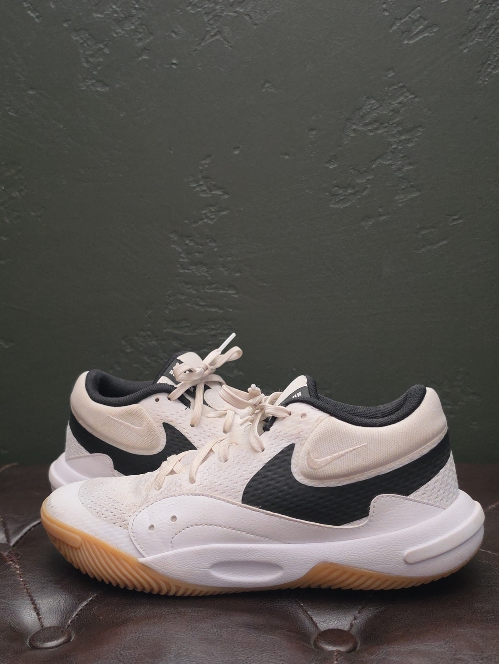 Nike Hyperquick Cream and Black All-court Sneakers